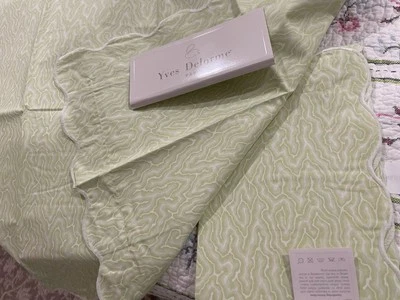 Fundas estándar Yves Delorme nuevas con etiquetas 2 piezas 100 % percal verde festoneado Foto 1 de 4