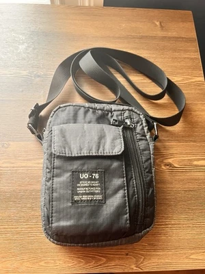 Bolso Bandolera Urban Outfitters Unisex Negro Foto 1 de 3