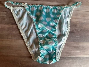Neu ohne Etikett Gr. M handgefertigt glänzend blau Wolke seidig Satin String Bikini Höschen - Bild 1 von 14