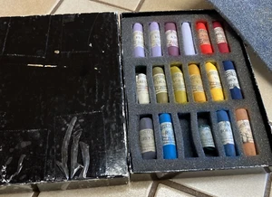 UNISON COLOUR SOFT PASTELS SET OF 17 ASSORTED SMALL SIZE 2" STICKS ENGLAND - Picture 1 of 3