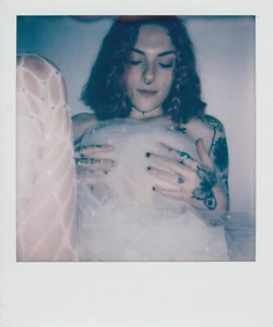 Polaroid Farbfilm Akt Dame in Netzstrümpfen Frau Original unzensiert 2er Set - Bild 1 von 2