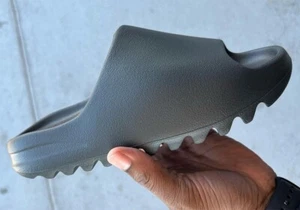 US10 adidas Yeezy Slide Onyx | BRAND NEW | **Free Shipping** ✅ - Picture 1 of 4