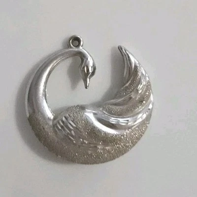Collar de pájaro de doble cara con colgante de cisne de oro blanco de 18 quilates  Foto 1 de 4