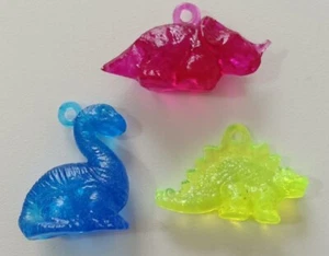 Lotto 3 Ciondoli Dinosauri Dinosauro Plastica misura 4,5 cm anni 90 vintage - Foto 1 di 3