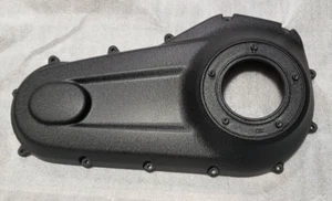 18-22 Harley-Davidson Softail Fatboy M8 Outer Primary WRINKLE Black 25701074 - Foto 1 di 1