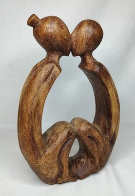 Estatuilla de madera artesanal Art Nouveau vintage para pareja besándose HECHA EN JAMAICA Foto 1 de 4
