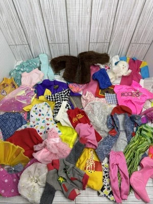 Lote de ropa para muñeca Barbie y otras marcas mixta vintage moderna más de 45 piezas Foto 1 de 4