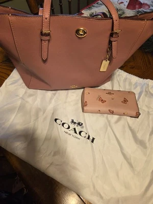 Hermoso Bolso Coach Rosa con Cartera Mariposa a Juego. Foto 1 de 4
