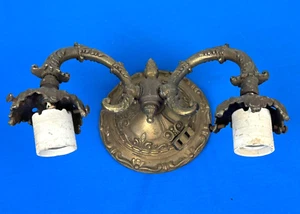 Antique 2-Arm Brass Sconce Light Fixture ~ 5.5" Canopy Dia, 10 1/8"W Front - Imagen 1 de 13