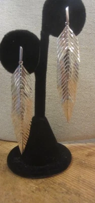 Pendientes llamativos perforados con plumas articuladas colgantes de plata de Rachel Zoe Foto 1 de 3