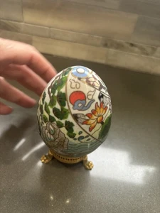 Vintage chinesisches Cloisonne Ei auf Dreibein Ständer handbemalt ungewöhnliches florales Design - Bild 1 von 7