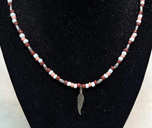 Collar artesanal de cuentas nativas americanas con plumas de plata - Imagen 1 de 1
