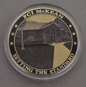 Federal Bureau of Prisons, FCI McKean, PA "Setting the Standard" Challenge Coin - Bild 1 von 2