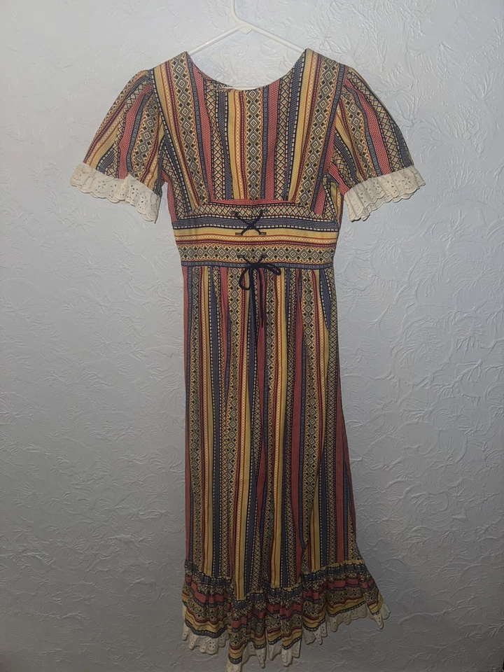 Vestido artesanal vintage años 70 a rayas, encaje, festival, hippie, BOHO. (BC) Foto 1 de 4