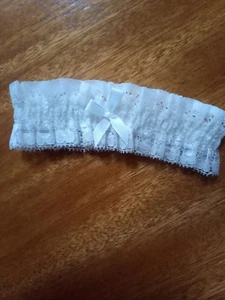 WHITE LACE WEDDING GARTER ELASTICATED MATERIAL ONE SIZE WITH BOW DETAIL. - Picture 1 of 3