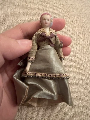 Антикварная немецкая неглазурованная 4-дюймовая паросская кукла императрица Евгения волосы оригинальная одежда редкая - Изображение 1 из 4