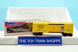 LIONEL 9203 UNION PACIFIC UP BOXCAR . O GAUGE. NEW IN BANNER BOX.