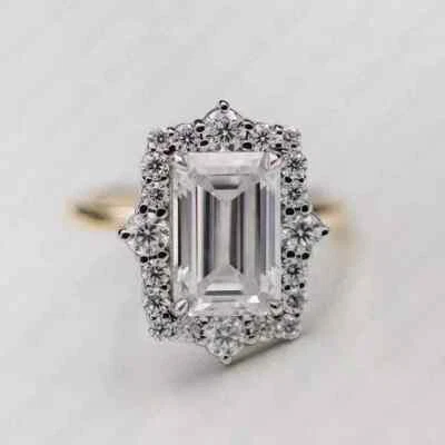 2.45 TCW Emerald Cut Moissanite Halo Engagement Ring In Solid 9K Two-Tone Gold Foto 1 de 4