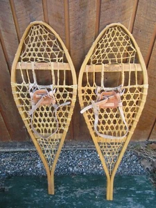 ZAPATOS DE NIEVE ANTIGUOS VINTAGE 42" Largo x 14" Fijaciones de Cuero LISTAS PARA USAR ZAPATOS DE NIEVE - Imagen 1 de 1