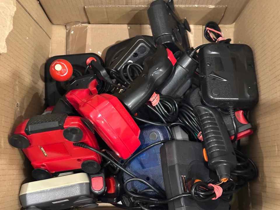 Lotto JOYSTICK per Atari, Amiga, Commodore, Vic 20, MSX, Amstrad, C64... - Immagine 1 di 4