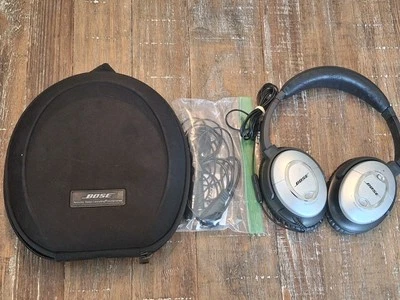 Bose QuietComfort 15 Acoustic Noise Cancelling Headphones - Silver/Black - Image 1 of 4