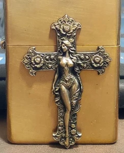 1 Stück Messing Sexy Girl Kreuz DIY Aufkleber passend für Zippo - Bild 1 von 6