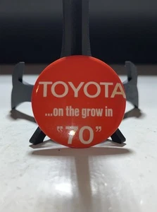 1970 Toyota Auto Automobile Expansion Growth Vehicle Oldtimer Button Pin Pinback - Bild 1 von 4