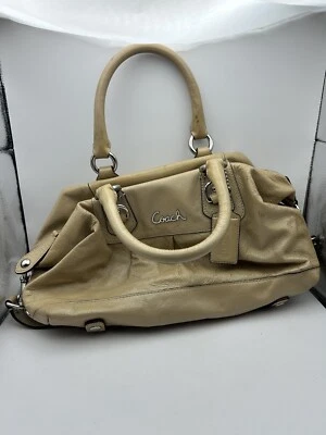Cartera de charol COACH Ashley | Beige camel | Bolso de hombro defectos bidireccionales Foto 1 de 4