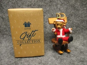 Colección de regalos Avon cabaña de troncos Cutie oso de peluche adorno de Navidad NUEVO EN CAJA - Imagen 1 de 5