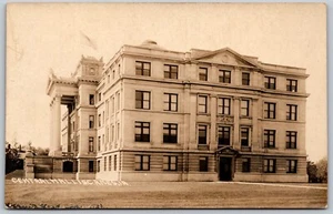Postal antigua rara de AMES Iowa IA edificio del pasillo central de la década de 10 RPPC - Imagen 1 de 2