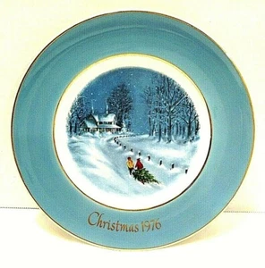 Vintage Avon Christmas Plate 1976 "Bringing Home The Tree" Enoch Wedgwood - Picture 1 of 4