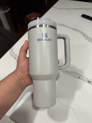 Vaso Stanley Adventure Quencher - El estado de flujo - 40 oz - NIEBLA (azul gris) NUEVO Foto 1 de 4