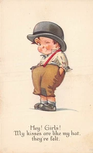 Postal: Hey! ¡Chicas! Mis besos son como mi sombrero, se sienten, chico, años 1910 - Imagen 1 de 2