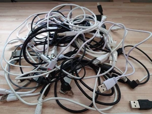 USB Kabel Kiste Verschiedene Größen und Sorten Verschiedene Farben - Bild 1 von 1