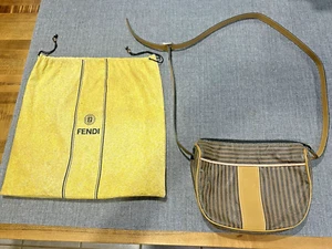 Cartera Bandolera Fendi Vintage Lona/Cuero Pequin Rayas Logo y Bolsa para el Polvo Fendi - Imagen 1 de 13