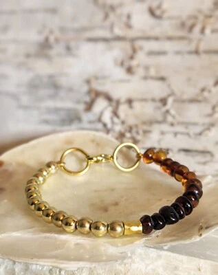 Brazalete de cuentas ámbar báltico natural y bolas de oro en diseño de mitad y mitad Foto 1 de 4