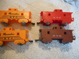 2 NYC Pacemaker cabooses orange, 2 NYC cabooses, brown, red - plastic - Picture 1 of 2