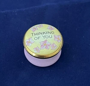 HALCYON DAYS Runde Emaille Porzellan Schmuckschatulle THINKING OF YOU Floral Drehverschluss - Bild 1 von 3