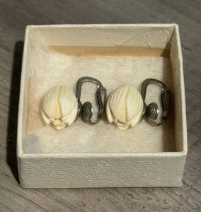 VTG Creamy White Plastic? Tulip Flower Clip On Earring Carved - Picture 1 of 15