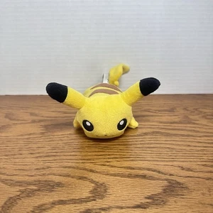 Pokemon Center Pikachu 2015 Laying Down Beanie Plüsch 7 Zoll - Bild 1 von 6