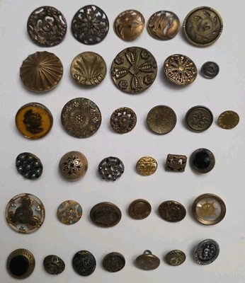 LOTE DE 35 BOTONES METÁLICOS PEQUEÑOS-MEDIANOS ANTIGUOS/ERA VICTORIANA ART NOUVEAU     Foto 1 de 4