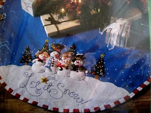 Christmas BUCILLA Felt Applique TREE SKIRT Kit,LET IT SNOW,Engelbreit,86680,43" - Picture 1 of 8