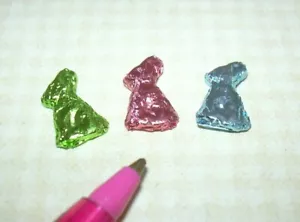 Miniature Set of 3 Pastel Foil-Wrapped Easter Bunny Treats: DOLLHOUSE 1:12 - Foto 1 di 1