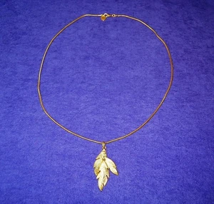 Collar Colgante Anne Klein II Tono Oro con Tres Hojas Tono Dorado - Imagen 1 de 3