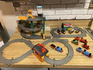Thomas und seine Freunde Take N Play Sets Konvolut mit Motoren und Autos - Bild 1 von 17