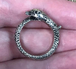 Anillo Serpiente Enroscada Talla 7 Tono Plata Texturizado Núcleo Gótico Capricho Yalternativo - Imagen 1 de 4