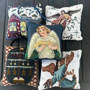Almohada colgante de punto de aguja pequeño de 5 tapices Navidad 6" casa ángeles árbol - Imagen 1 de 7