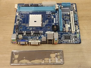 Motherboard Bundle 4GB RAM DDR3 Gigabyte GA-A55M-DS2 and I/O plate - Picture 1 of 8