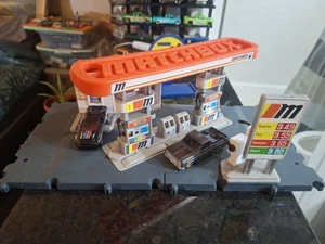 Matchbox Gas Station Playset, Loose, 3 Cars Included, Moving Parts, 1:64  - Picture 1 of 9