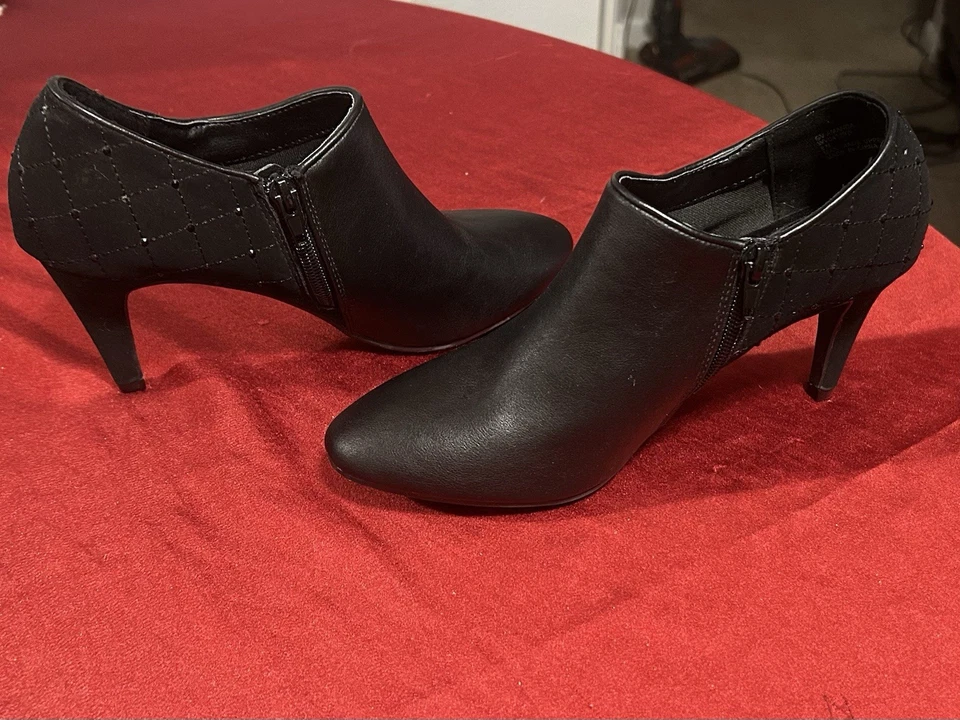 Botinhas Gloria Vanderbilt Espuma de Memória Espumante 8 1/2 Ótima Forma - Imagem 1 de 4